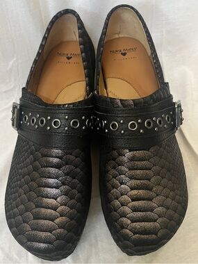 Nurse Mates Metallic Iridescent Black Textured Slip-On Clog with Stud Strap Sz12